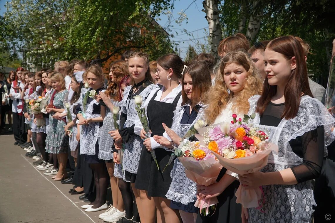 Линейка в школе. Школьная линейка 1 сентября. Причёски на последний звонок первый класс. Торжественная линейка 1 сентября. Линейка окончание школы