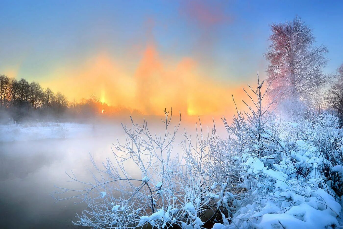 В морозном воздухе тихо. Рассвет зимой. Зимнее утро. Утро зима. Морозное солнечное утро.