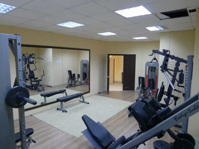 Ортагон лайт. Тренажерный зал в кубинке 10. Фитнес лайт тренировка. X-fit групповые занятия. Спортзал джампинг проект.