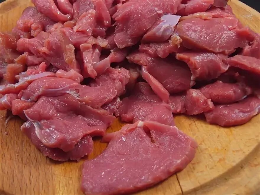 Мясо говядина рецепт кусочками. Мясо котлетное свиное. Кусок мяса в кастрюле. Как приготовить тушеную говядину чтобы она была мягкой и сочной. Гуляш говядина.
