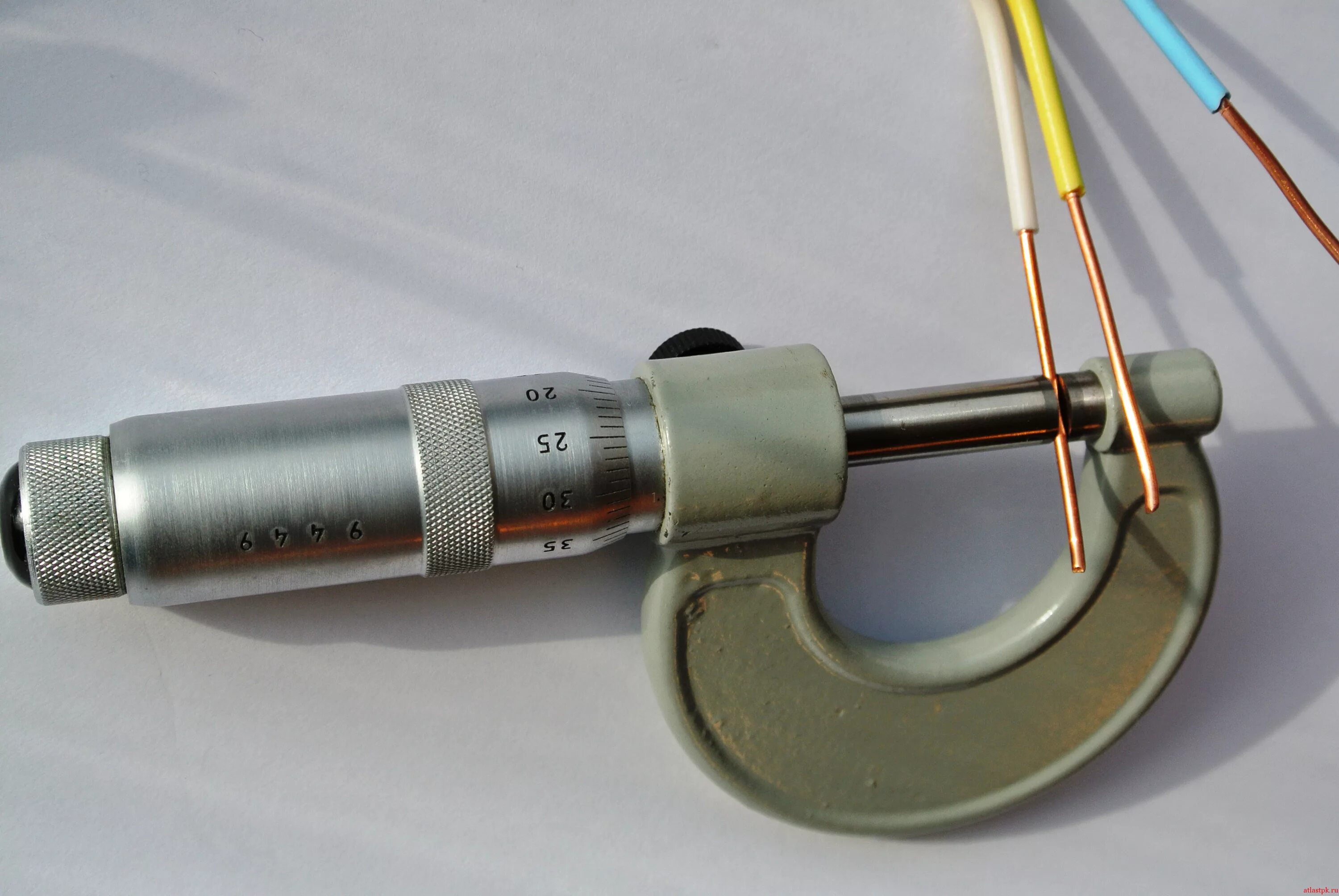 Прибор диаметр. Измерение провода микрометром. Прибор измерения толщины провода. Микрометр для измерения толщины проволоки. Микрометр для измерения сечения провода.