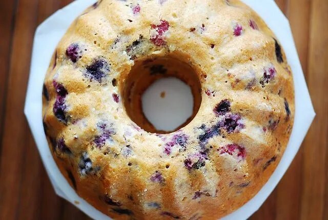 Пирог в круглой форме. Круглая выпечка. Овальный кекс. Кекс с дыркой. Форма для кекса круглая с дыркой.