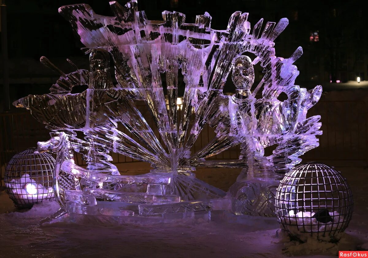 ледяные скульптуры череповец. великий устюг ледяные фигуры. ледяные скульптуры в перми 2023. в вологде девушка у ледовых скульптур 2022. череповец фестиваль ледяных скульптур 2022.
