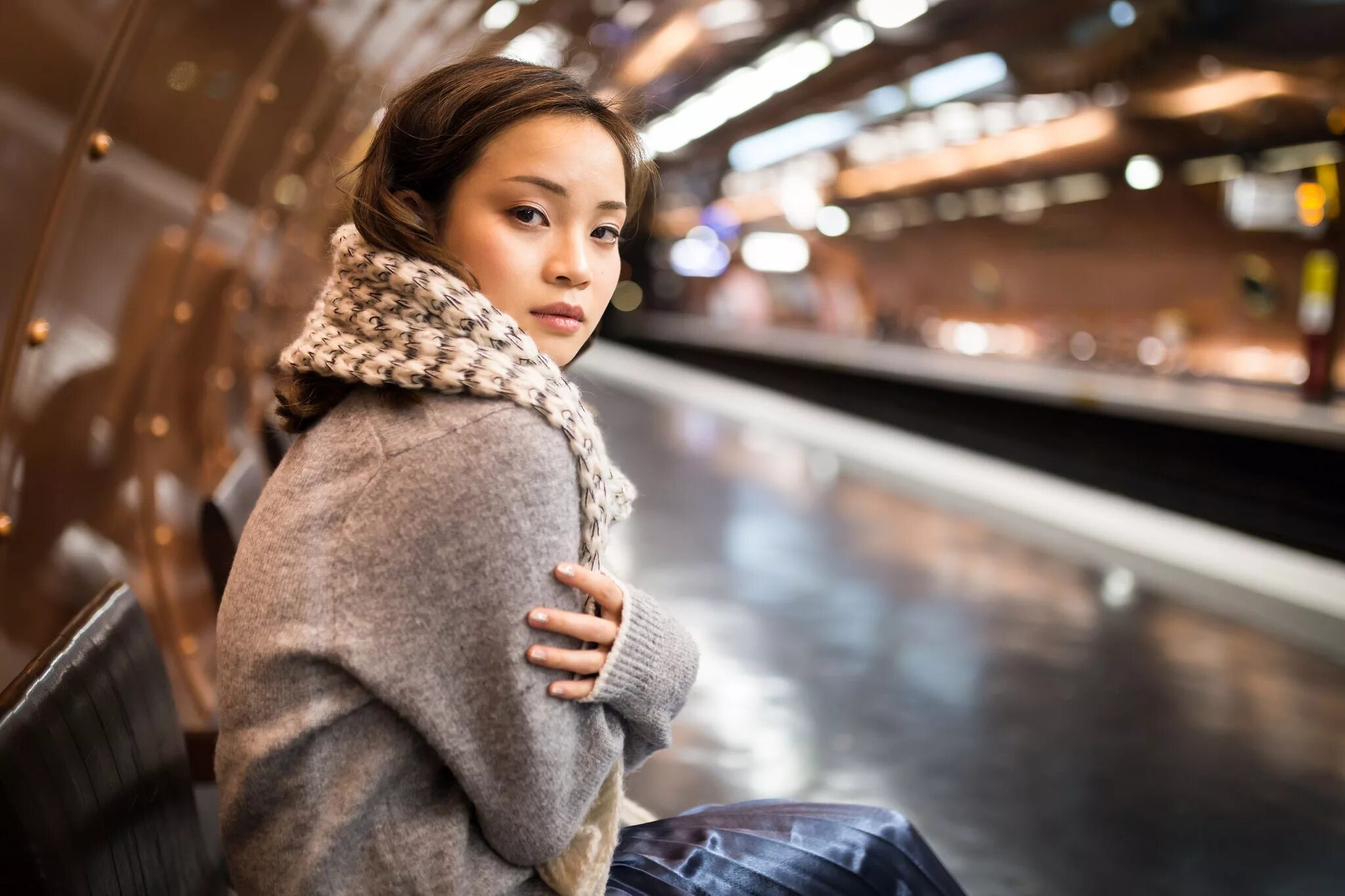 Азиатские девушки. Девушки в метро. Фотосессия в метро девушка. Красивые девушки в метро зимой. Включи азиатское