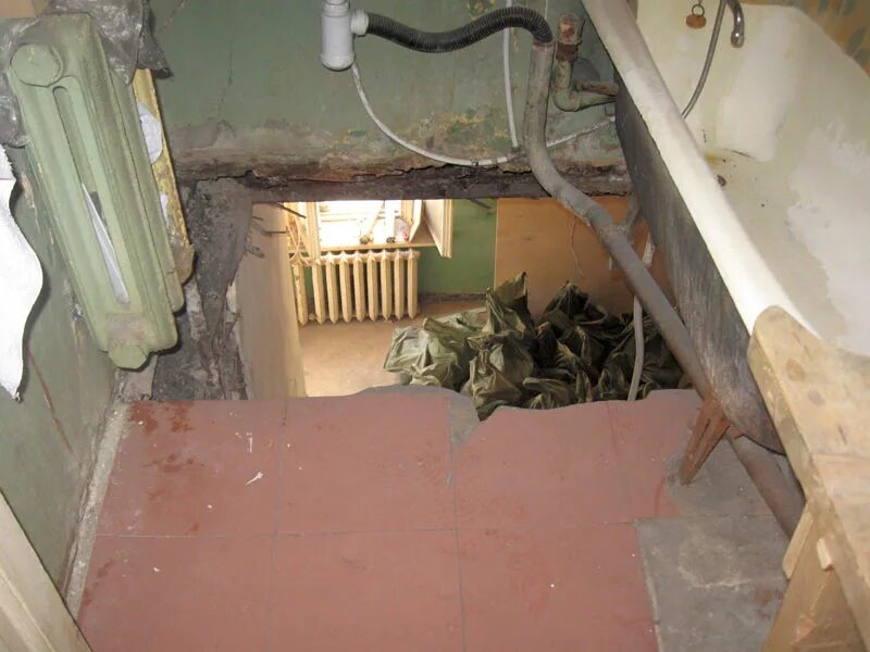 в израиле провалился пол. провалился пол в квартире. провалился к соседям. провалившийся пол частный дом. провалился пол в квартире.