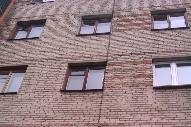 Деформационный температурный шов в кирпичном доме. Температурный шов в кирпичном. Деформационный шов стены здания. Деформационный шов стены здания. Чертеж здания с температурным швом.