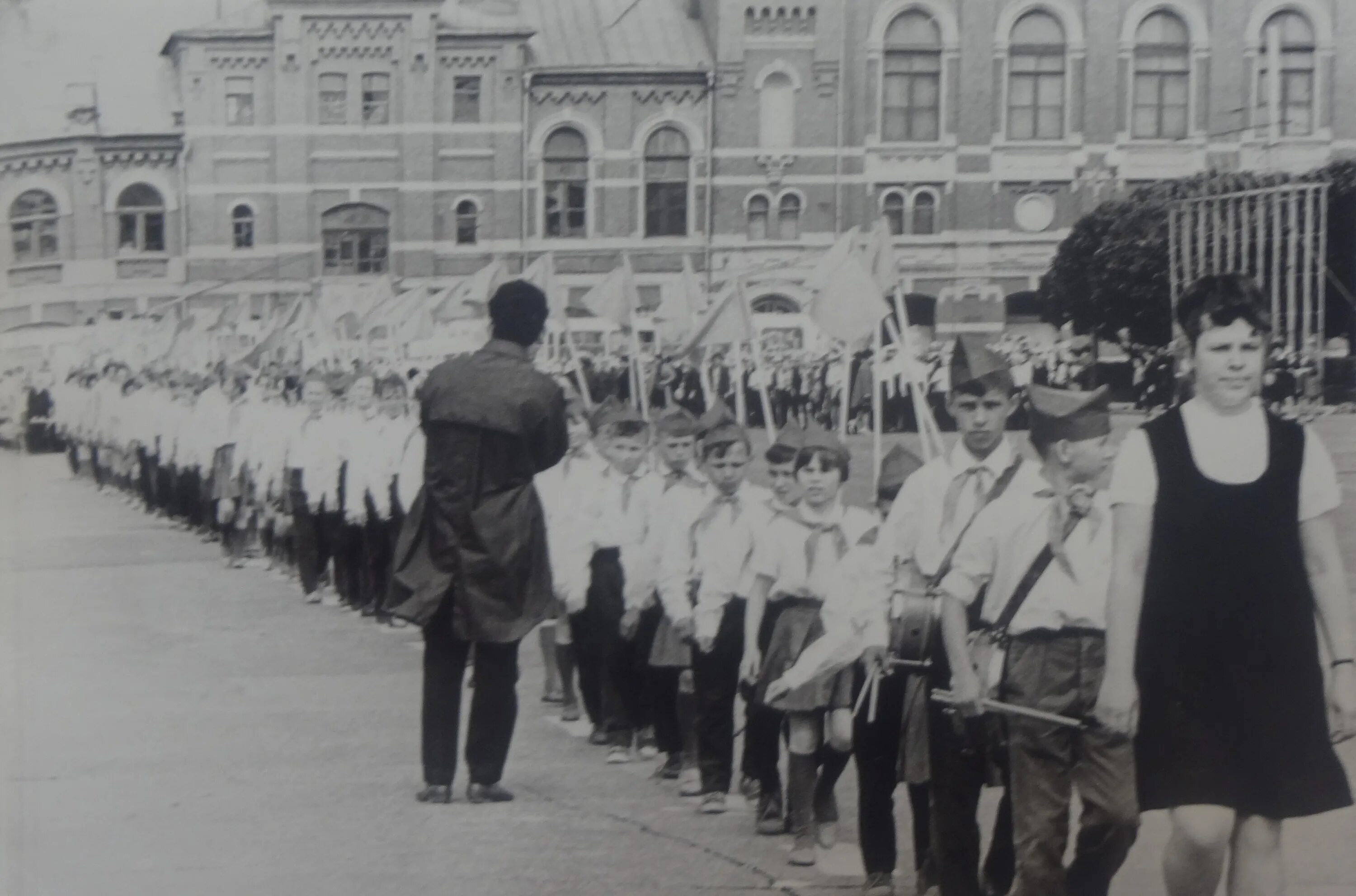 1 мая 1972 года. Парад пионеров на Дворцовой площади 1987. Парад пионерии на Дворцовой площади. Пионерский парад на Дворцовой пл в Ленинграде 1968г. Ленинград парад пионерии 1972.