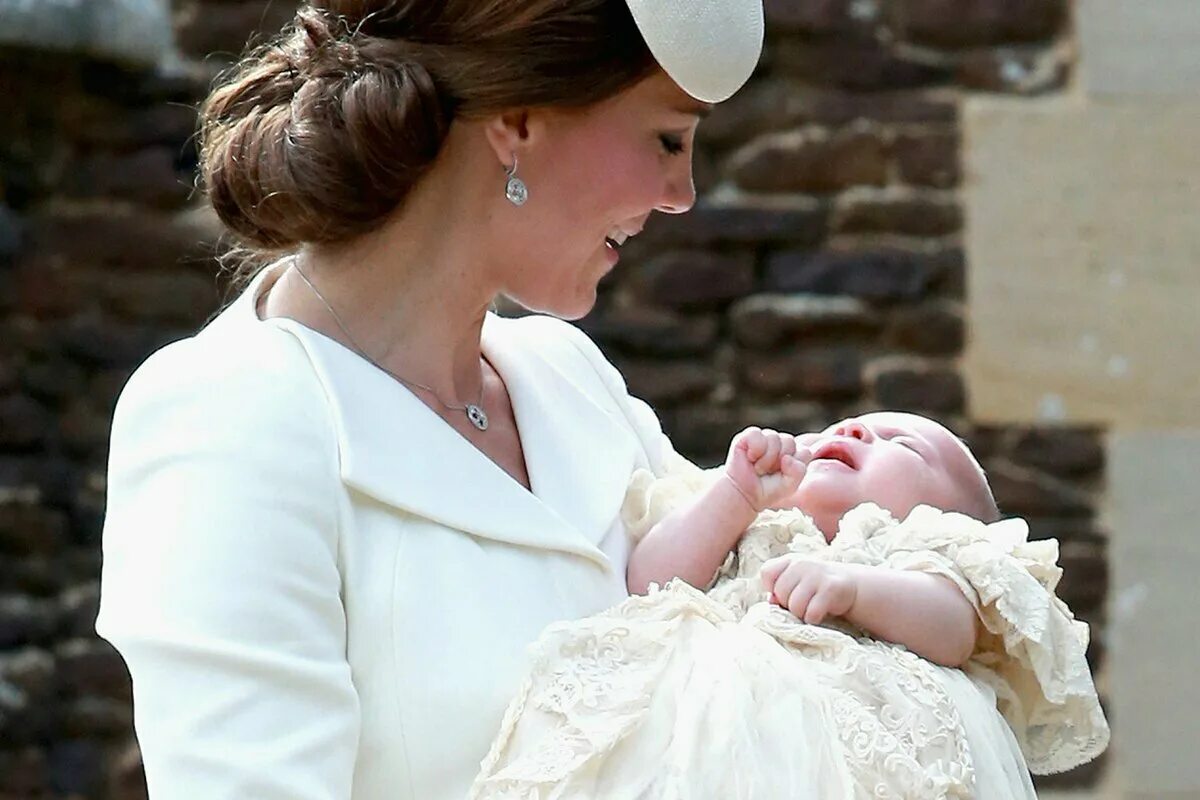 Принцесса Кейт Миддлтон. Крестины принцессы Шарлотты. Принцесса Англии Кейт Миддлтон. Кейт Миддлтон крещение принцессы Шарлотты. Принцесса великобритании кейт миддлтон
