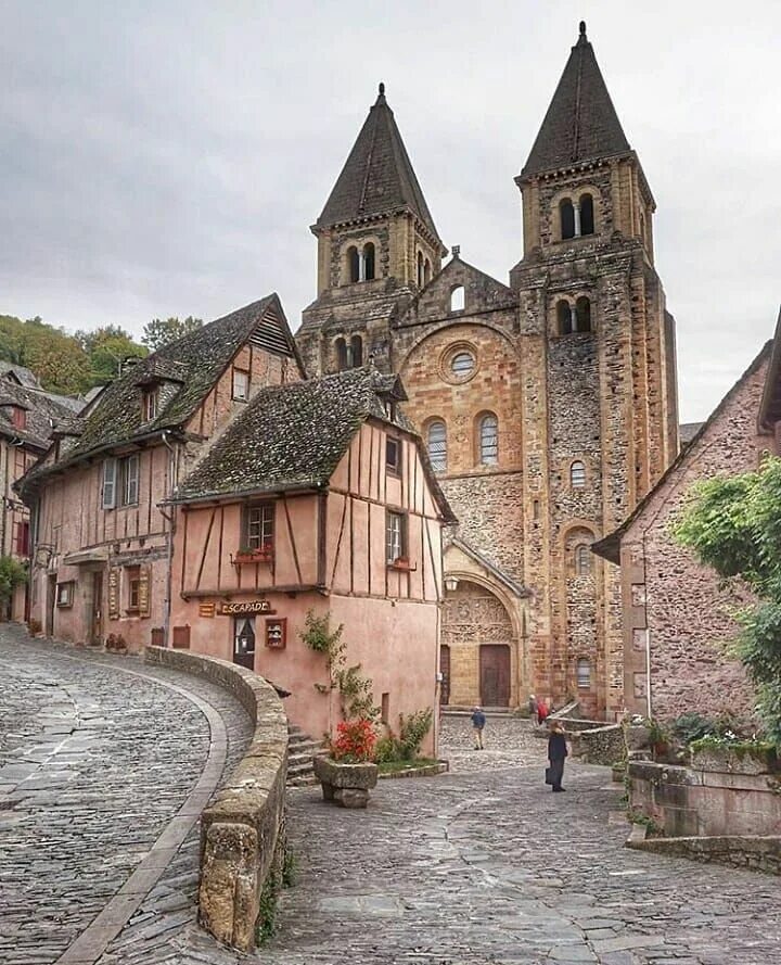 Самые красивые старые города. Аверон Франция. Aveyron город Франция. Каркассон Франция улицы. Аббатство сент-фуа конк.