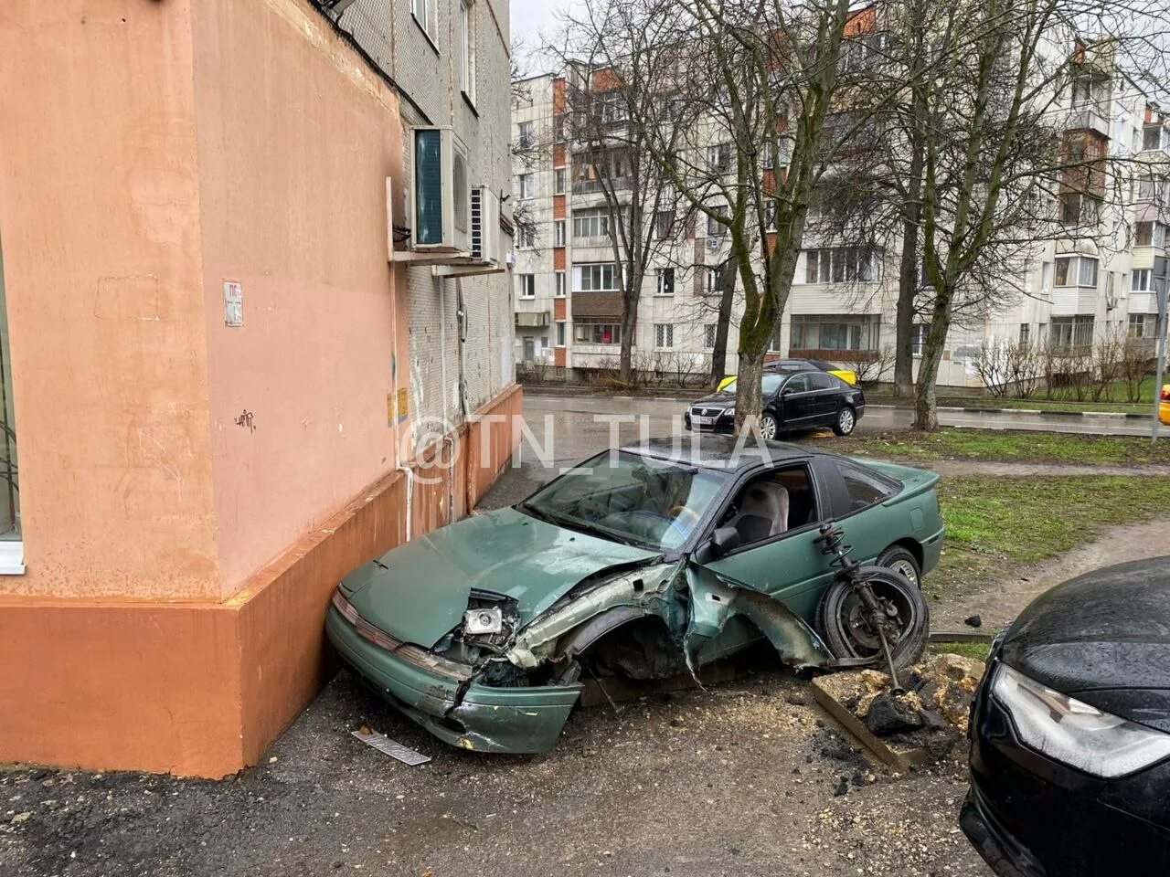 Повреждение машины. Автомобиль после аварии. Битая машина. Машина врезалась в машину. Авто после 1 апреля.