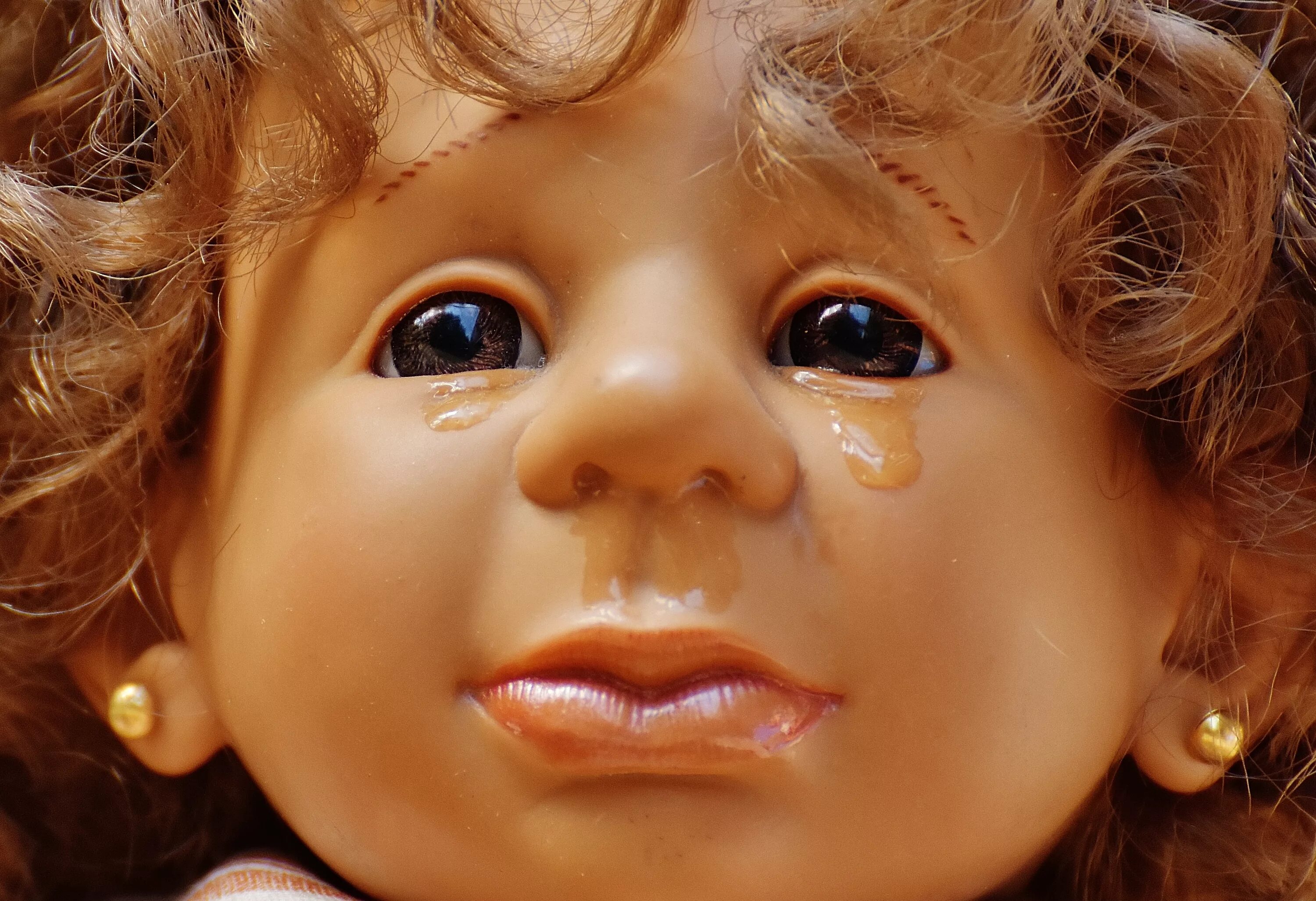Кукла которая плачет. Кукла плачет. Кукольное лицо. Кукла со слезой. Детские кукольные лица.