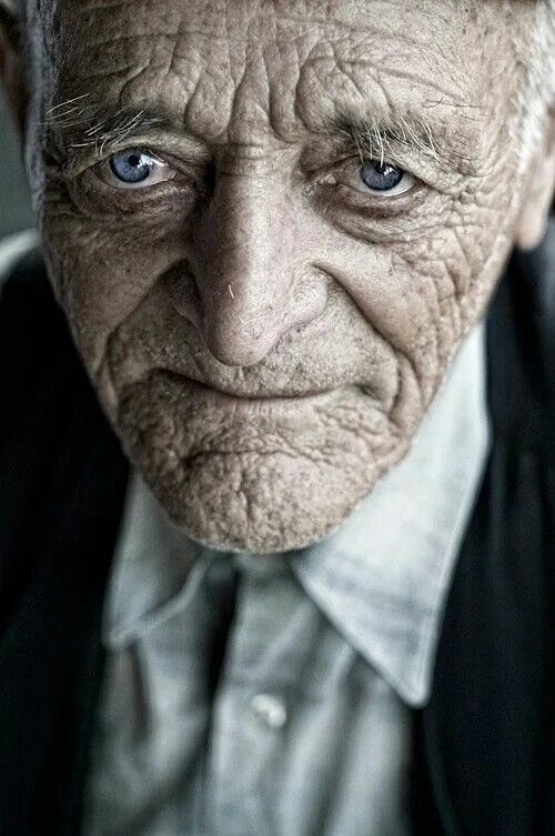 Старые глазки. Морщинистый старик. Человек с морщинами. Старик морщины.