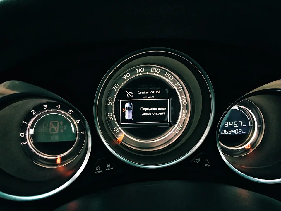 Панель ситроен дс4 2012. Приборная панель ситроен. Приборная панель citroen с4. Citroen c4 2013 приборная панель. Панель citroen ds4.