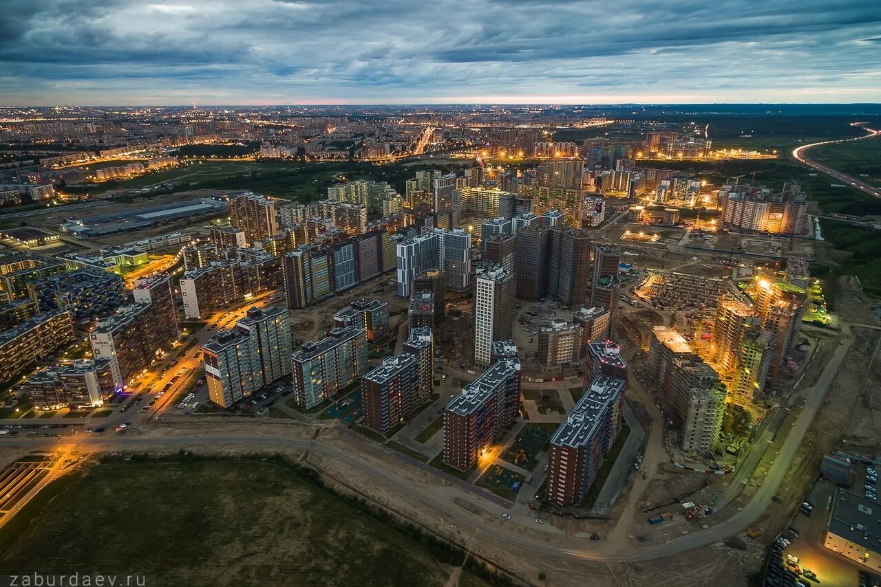 Мы живем в новом микрорайоне. Район Кудрово Санкт-Петербург. Питер район Кудрово. Город Кудрово Ленинградская. Деревня Кудрово Ленинградская область.