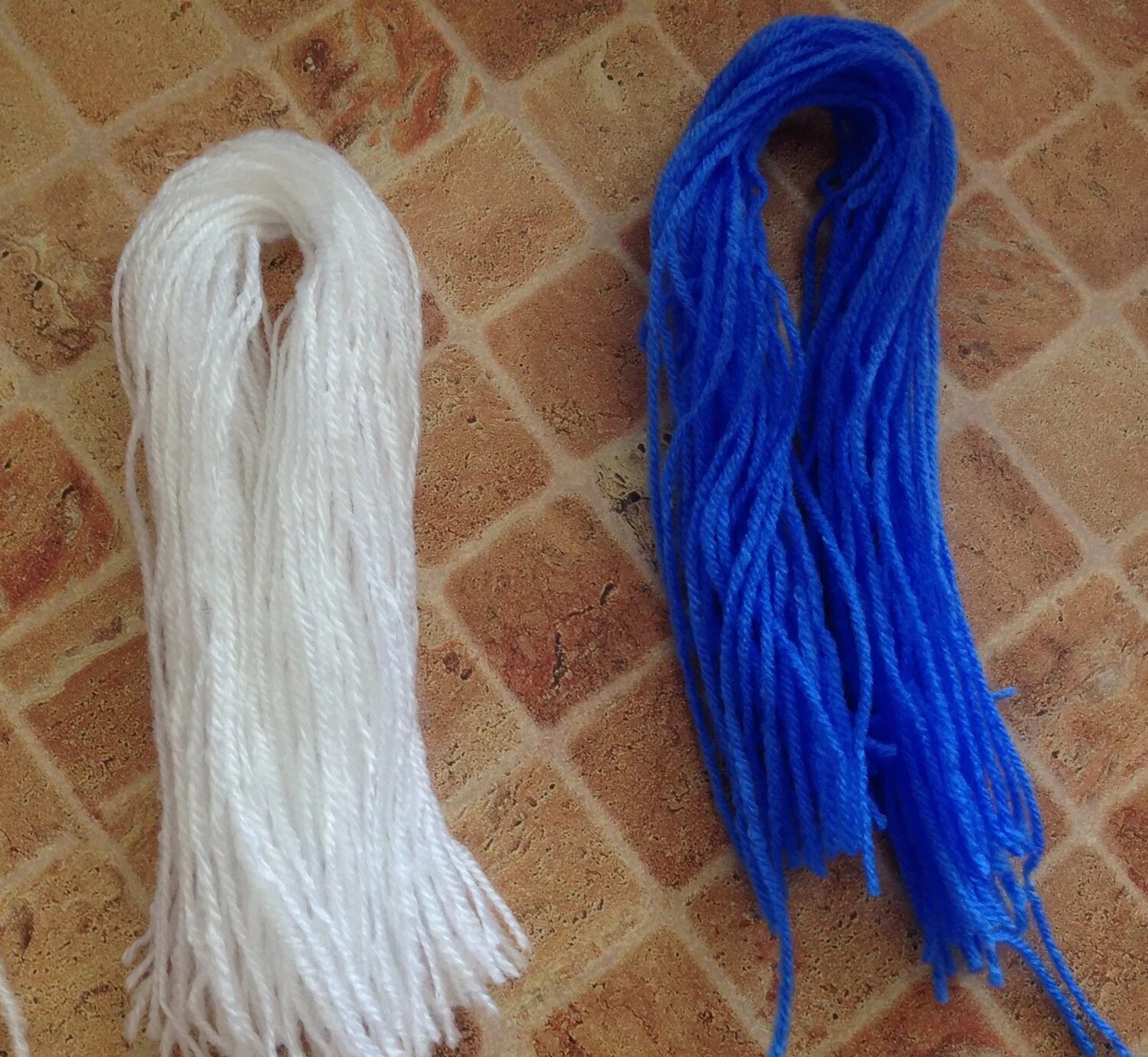 косички с нитками. нитки для вязания шелк. рафия леонардо. пряжа diva (291, розовый). нитки для вязания волос.