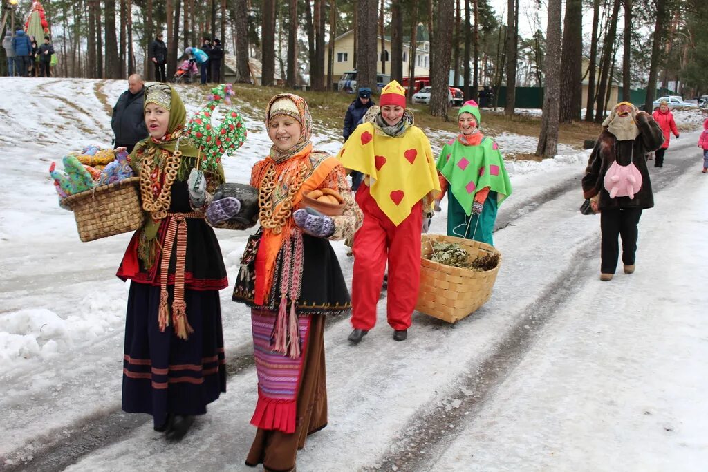 Масленичные гуляния в школе. «Широкая Масленица» Миасс. Народное гуляние. Народные гуляния на Масленицу. Одежда на Масленицу.