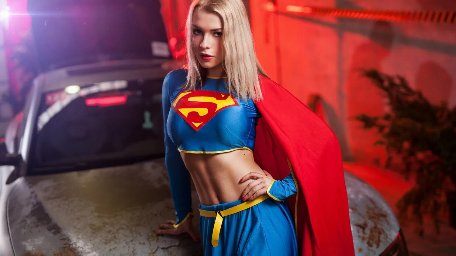 Super girls video. Капитан марвел и супергерл. Меган фокс супермен. Меган фокс супергерл оригинал. Меган фокс фото.