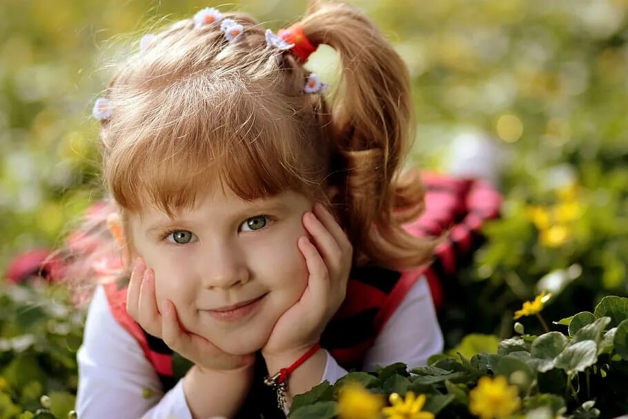 Учим буквы для детей. Красивые дети природа. Ребенок 5 лет. Ребенок дитя 5 букв. Изучаем алфавит для малышей.