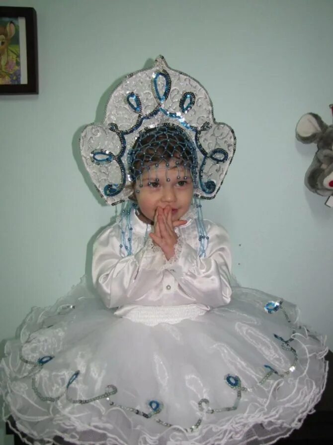 нарядное платье снежинки для девочки. накрахмаленное платье снежинки. украшение платья для девочки. как накрахмалить платье на новый год. украшение детских платьев.
