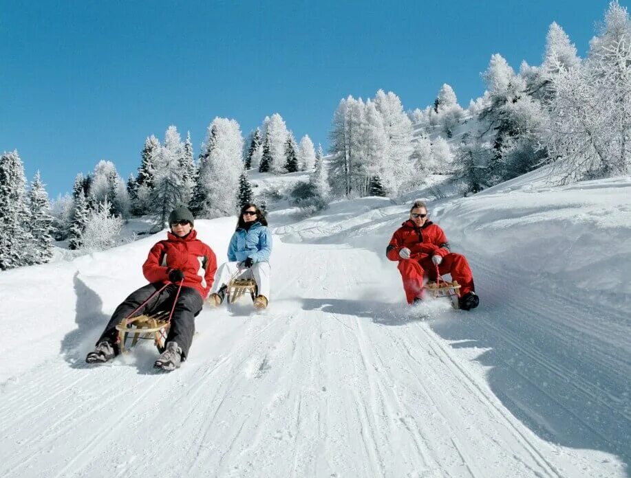 Используя сайт горнолыжного курорта снежок компания. Буковель 2022. Развлечения зимой. Зимние развлечения на природе. Катание на санях с горы.