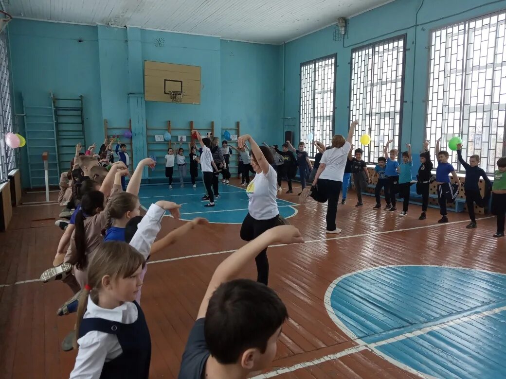 Зарядка физкультура. Ученики готовятся к спортивному празднику. Урок праздник физкультура. 2 По физкультуре. Школа 18 тобольск