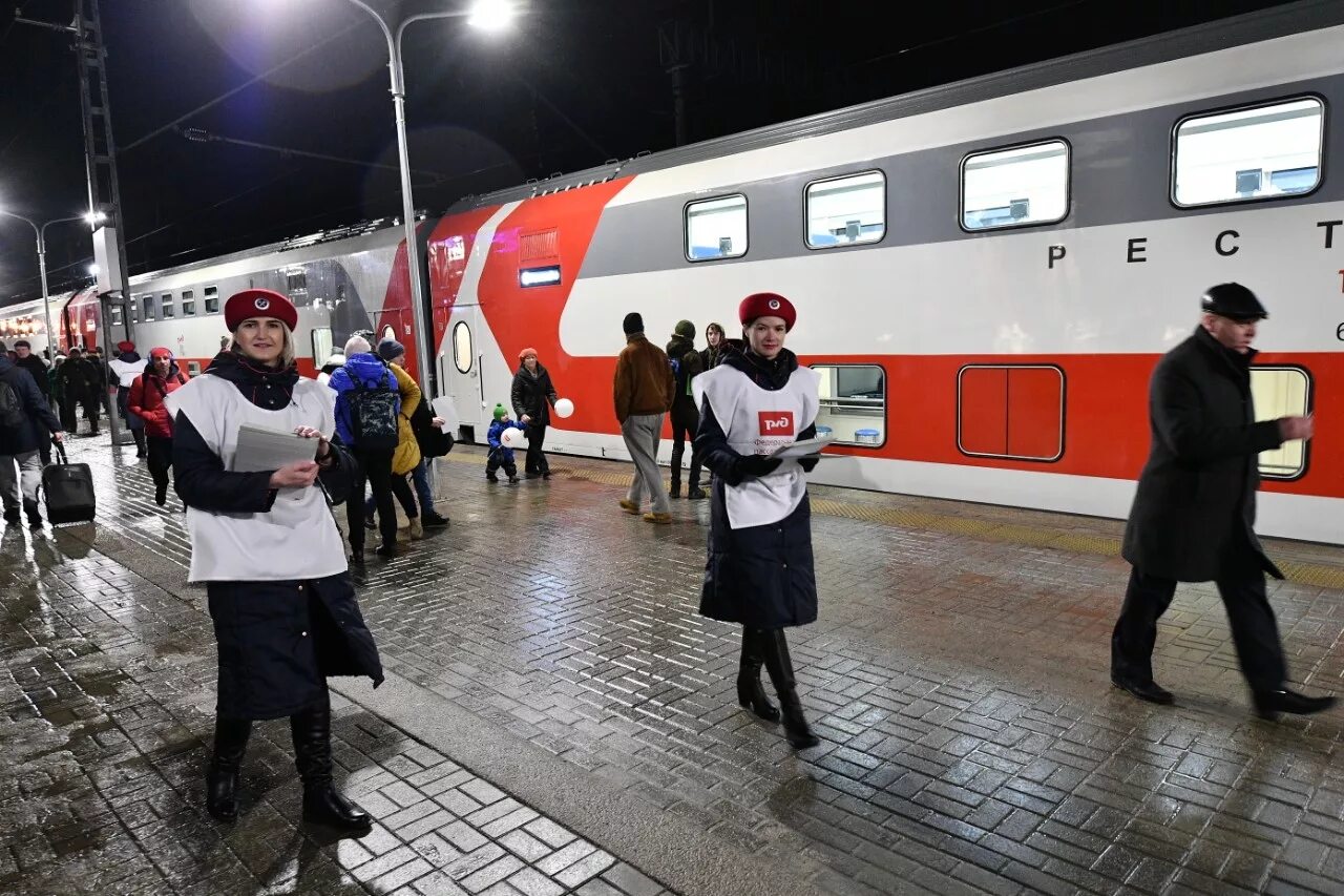 Петрозаводск билеты на поезд ржд. Поезд Карелия двухэтажный. Поезд двухэтажный 160а Петрозаводск. 018а «Карелия (двухэтажный состав)». Поезд РЖД двухэтажный Карелия.