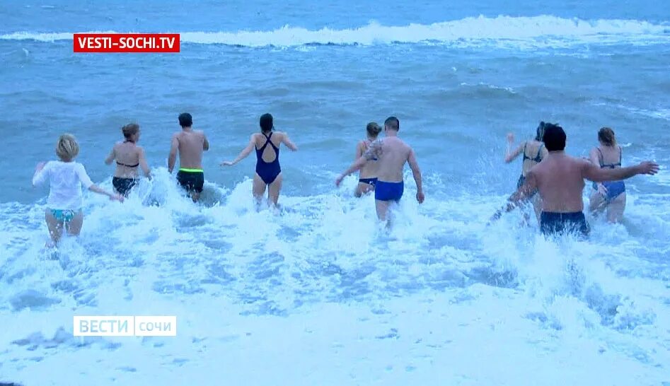 Крещение сочи. Купание бабушек. Бабушка купается. Крещенские купания в сочи. Купание в сочи.