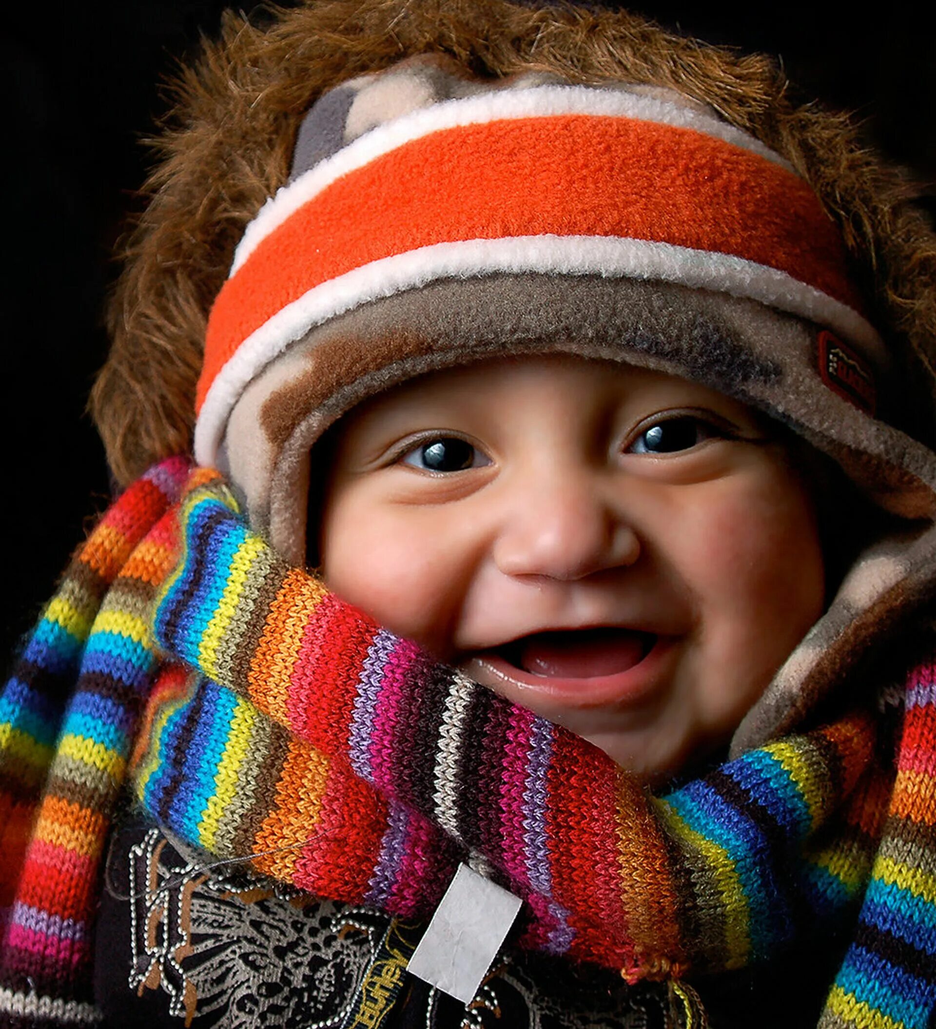 Укутанный ребенок. Мальчик одет потеплее. Мальчик одет потеплее. Ребенок на морозе. Маленький мальчик зима.