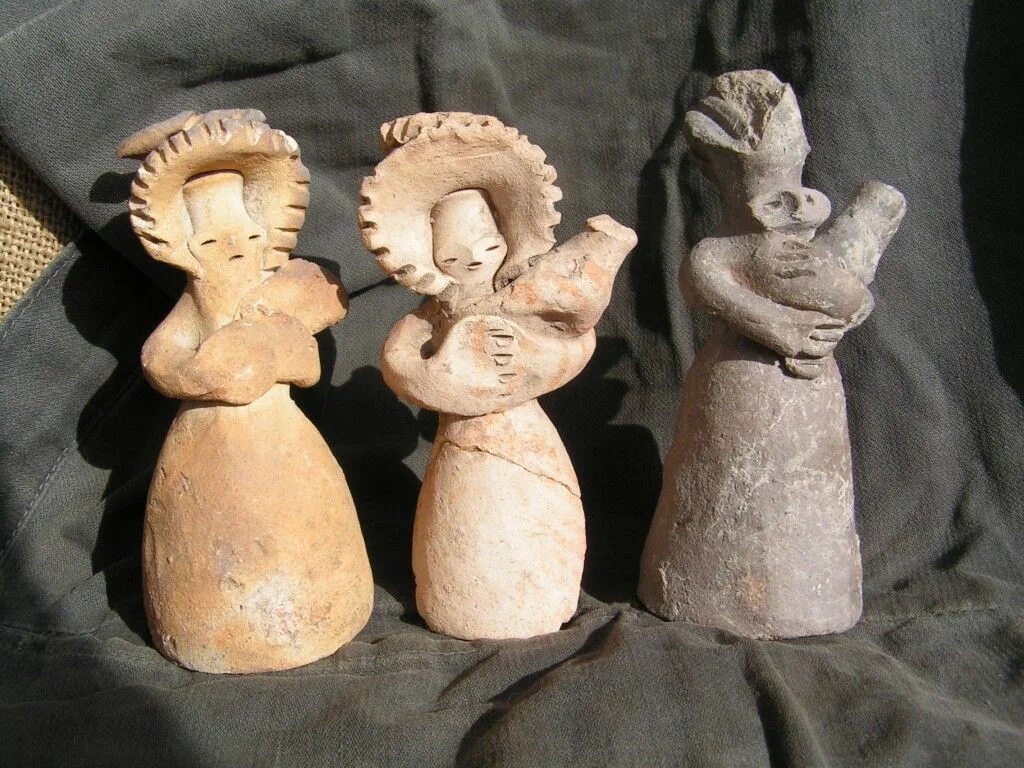 Первые народные игрушки. Древняя игрушка. Глиняная кукла старинная. Древние игрушки для детей. Древние игрушки из глины.