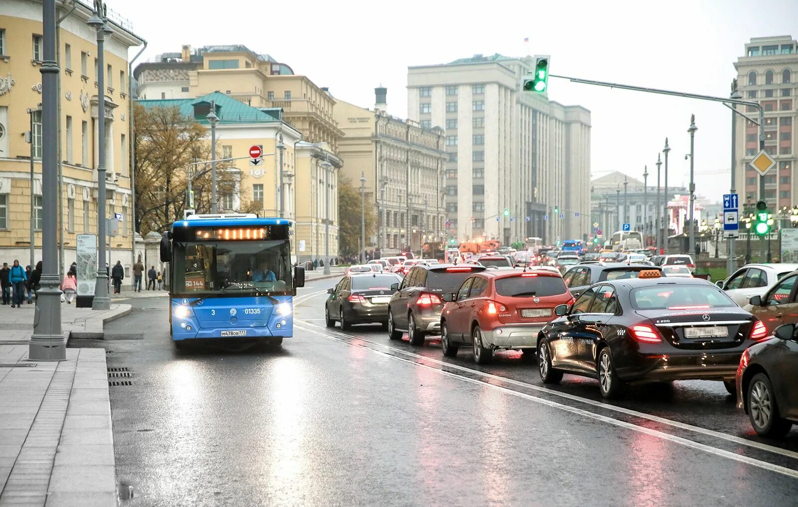 В общественном центре городов транспорт. Транспорт. Транспорт в городе. Движение транспорта в Москве. Автомобильный транспорт Москвы.