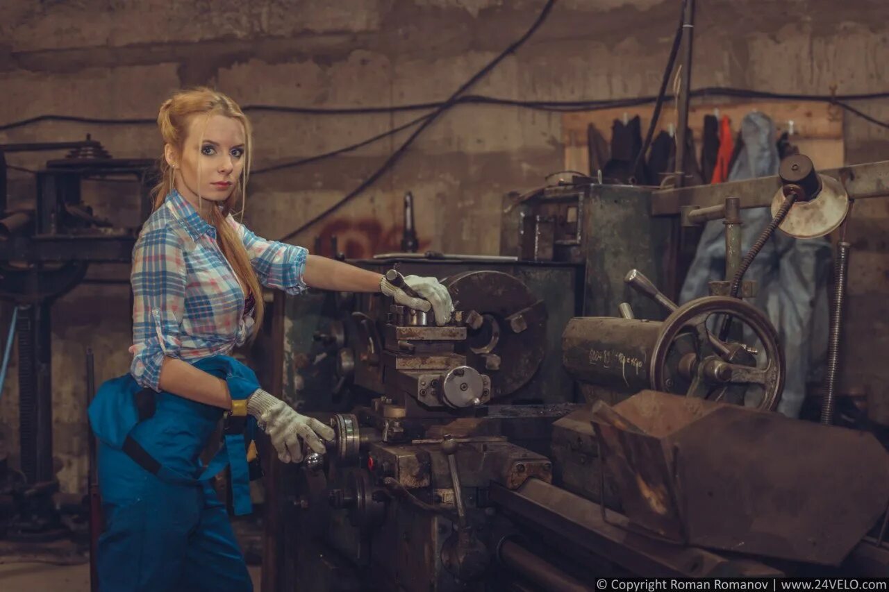 Женщина на заводе. Девушка токарь. Женщина в цеху. Женщина токарь на заводе. Купим хороший рабочий