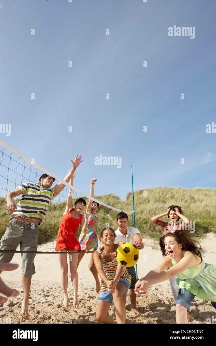 Волейбол подростки. Пляжный волейбол. Playing volleyball is fun. Играют в волейбол на пляже. Прыжок в волейболе.