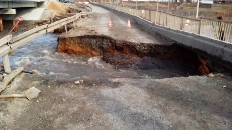 Размыв плотины. Кугаранская дамба крым. Размыв плотины. Разрушенная плотина. Размыв плотины.