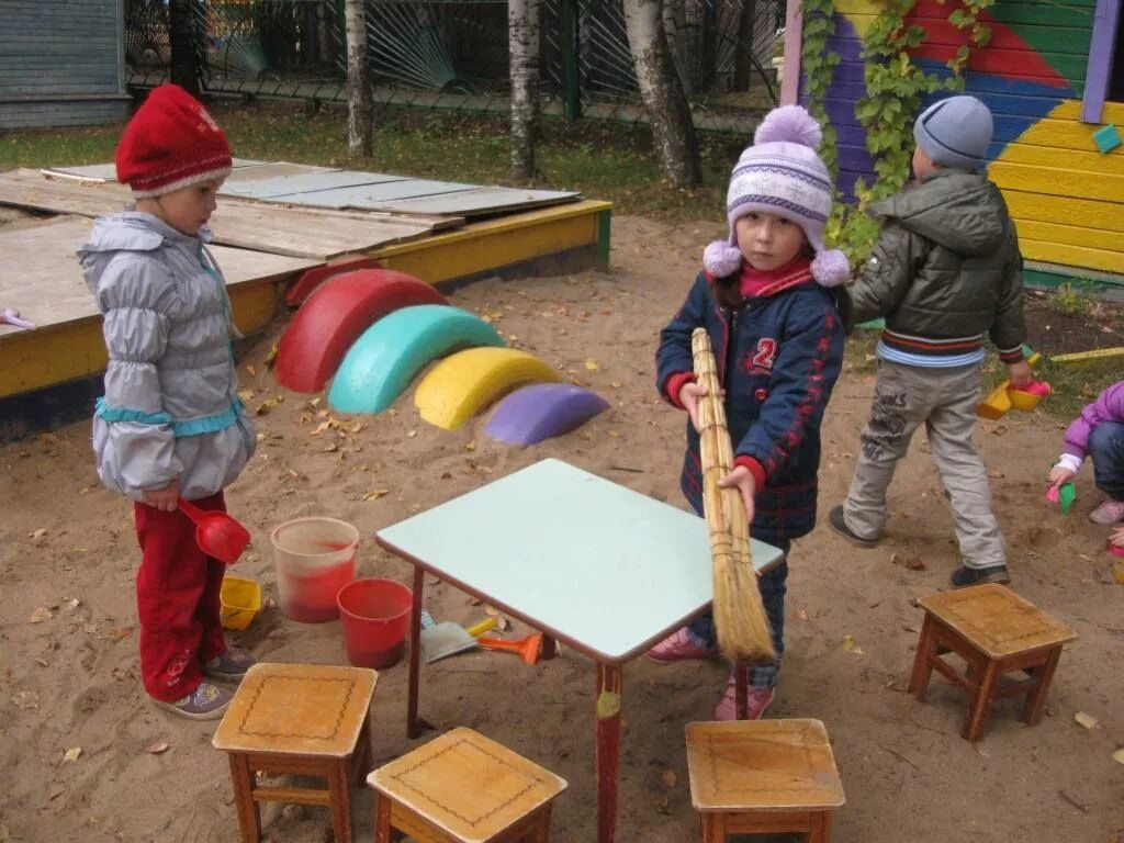 Дети на прогулке в детском саду. Игрушки для прогулки в детском саду. Малыши на прогулке в детском саду. Выносные игрушки для прогулок в детском саду. Весенняя прогулка в детском саду