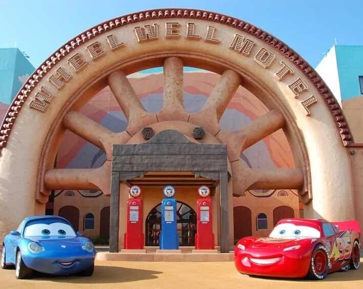 Area cars. Радиатор Спрингс колесо. Cars Land Disneyland. Диснейленд в Америке cars Land. Mater cars в реальной жизни и lieneg mokvin парк радиатор Спрингс.