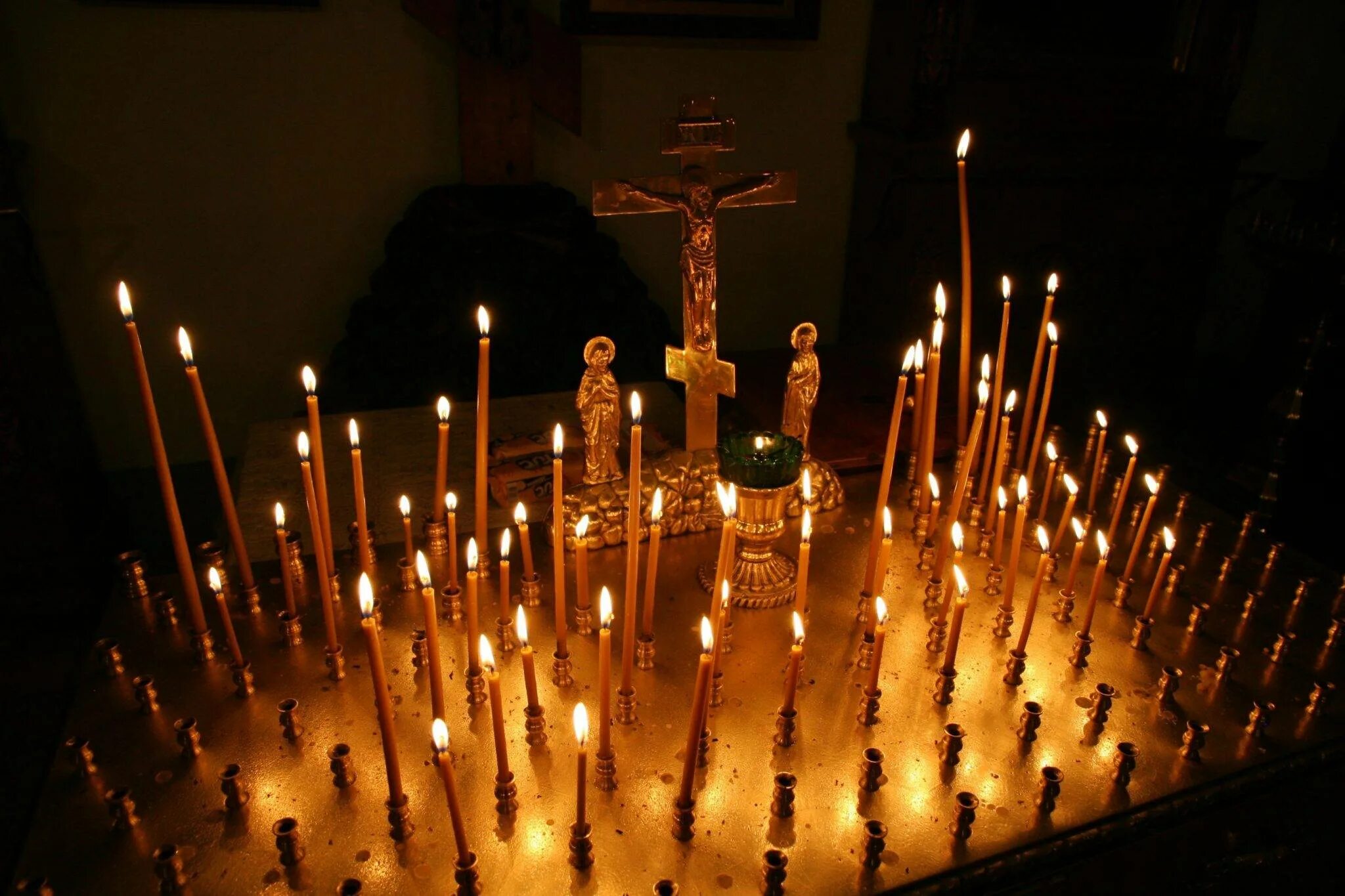 Почему ставят свечки. Свечи в храме. Горящие свечи в храме. Свечи в православном храме. Свечи в монастыре.