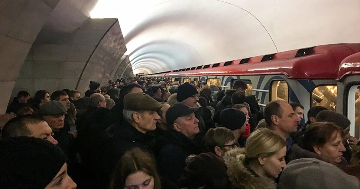 Что сегодня произошло в московском метро. Столпотворение в метро. Столпотворение в Москве. Толпа на салатовой ветке. Час пик на Замоскворецкой линии.