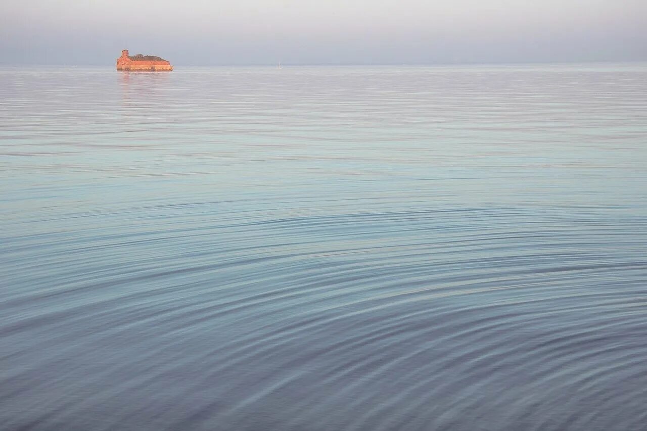 стоял полный штиль море растянулось. штиль на море. берег моря штиль. стоял полный штиль море растянулось. море штиль картинки.
