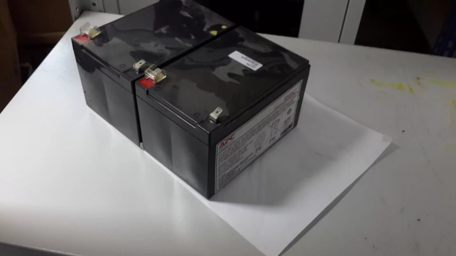 Apc ups 1000 аккумулятор. APC Smart ups 1000 батарея. APC Smart ups SC 1000 аккумулятор. APC Smart ups RT 1000 аккумуляторы. APC Smart ups 2000 аккумулятор.