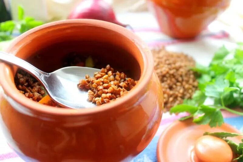 гречка с мясом и грибами в горшочках. гречка по купечески. гречка с мясом в горшочке. гречневая каша с мясом в горшочках. грибы с фаршем и гречкой в горшочках.