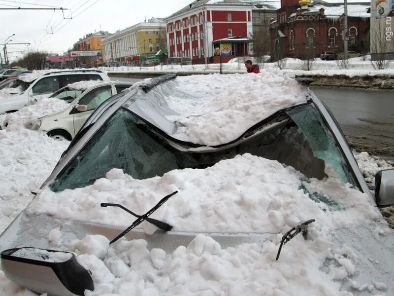 Снег с крыши на дорогу. Сугроб на крыше автомобиль. Сход снега с крыши на автомобиль. Машина в сосульках. Падение снега с крыши.