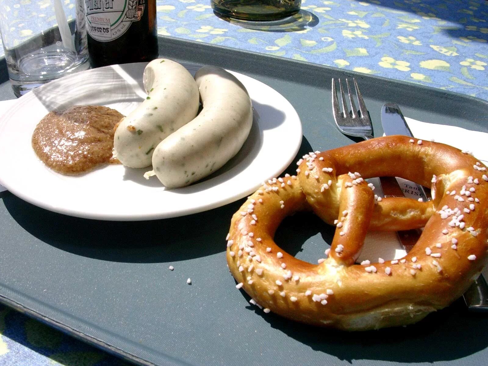 Белые колбаски. Вайсвурст колбаски. белые колбаски вайсвурст. weißwurst (белая колбаса). вайсвурст октоберфест.