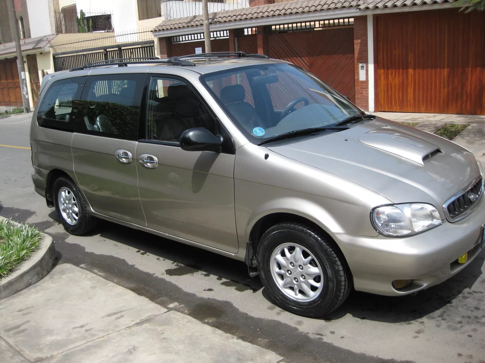 Kia carnival поколения. Kia Carnival 1 поколение. Kia Carnival 2006. Киа Карнивал 1 пакалени. Киа Карнивал минивен 2004.