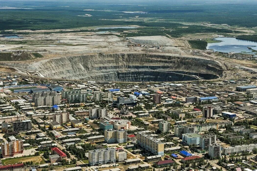 Город Мирный Республика Саха Якутия. Посёлок Мирный Якутия. Город Мирный Якутия карьер. Алмазный карьер в Якутии Мирный.