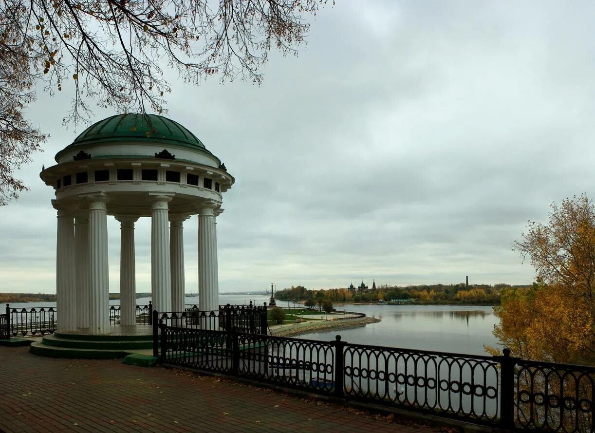 Беседки на набережной. Беседка на Волжской набережной Ярославль. Ярославская беседка на Волжской набережной. Волжская набережная Ярославль. Ротонда Ярославль.