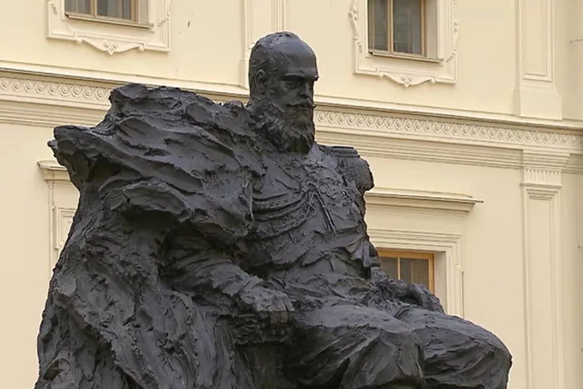 Новый памятник александру 3 в гатчине. Памятник александру 2 в москве у храма христа спасителя. Новый памятник александру 3 в гатчине. Ливадийский дворец памятник александру 3. Памятник александру iii в гатчине.