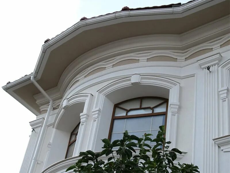 Карниз на окно как в америке на кухне. Карниз над окном. Карниз custom cornice frc008. Карниз в архитектуре. Классицизм сандрик.