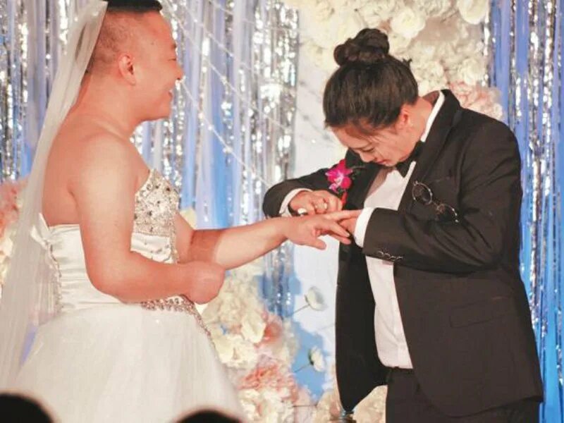 Мужик в свадебном платье. Нико торторелла и бетани си майерс. Парень в платье невесты. Примерка свадебного платья. Мальчик в свадебном платье.