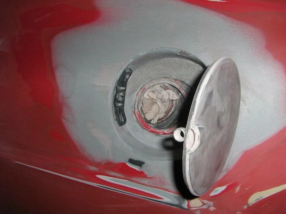 Как отогреть крышку бензобака зимой. Лада веста крышка бака кузова. Рено каптур люк бензобака. Инфинити замерз лючок бензобака. Жидкость для оттаивания примерзшие дверцы бензобака.