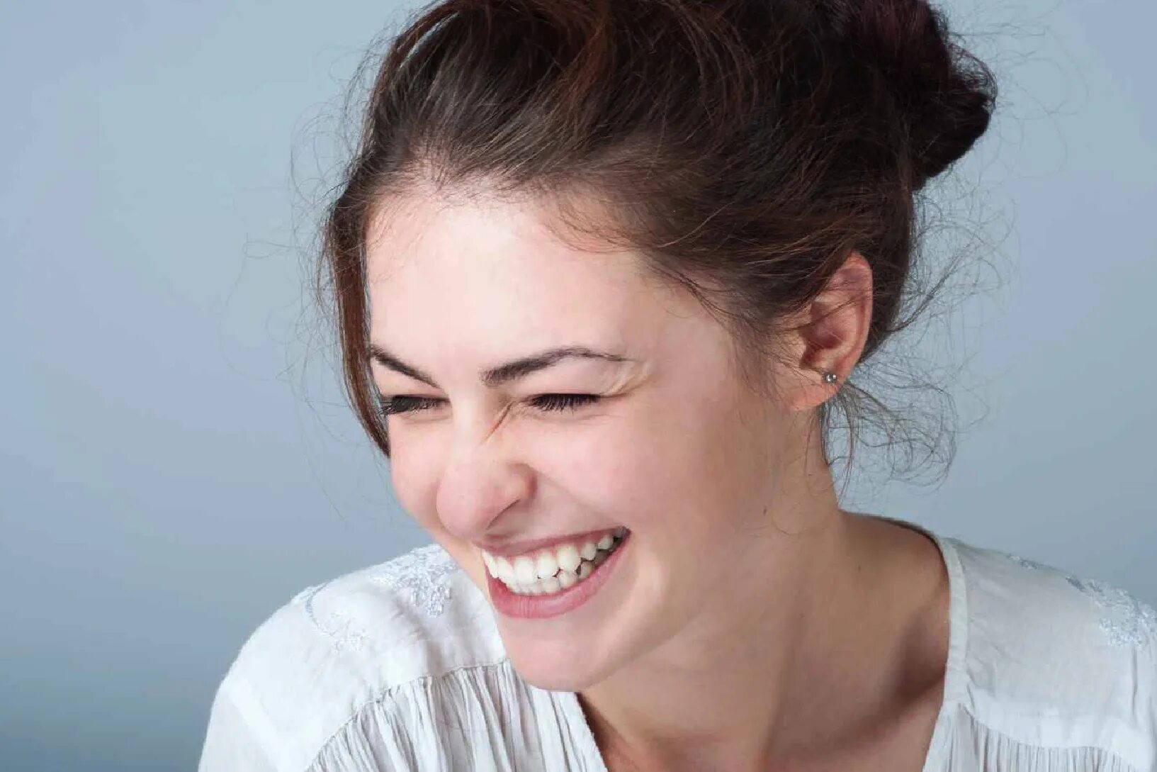 Красивая девушка смеется. Девушка смеется. Девушка ржет. Дерзкое лицо. Серебристый смех.